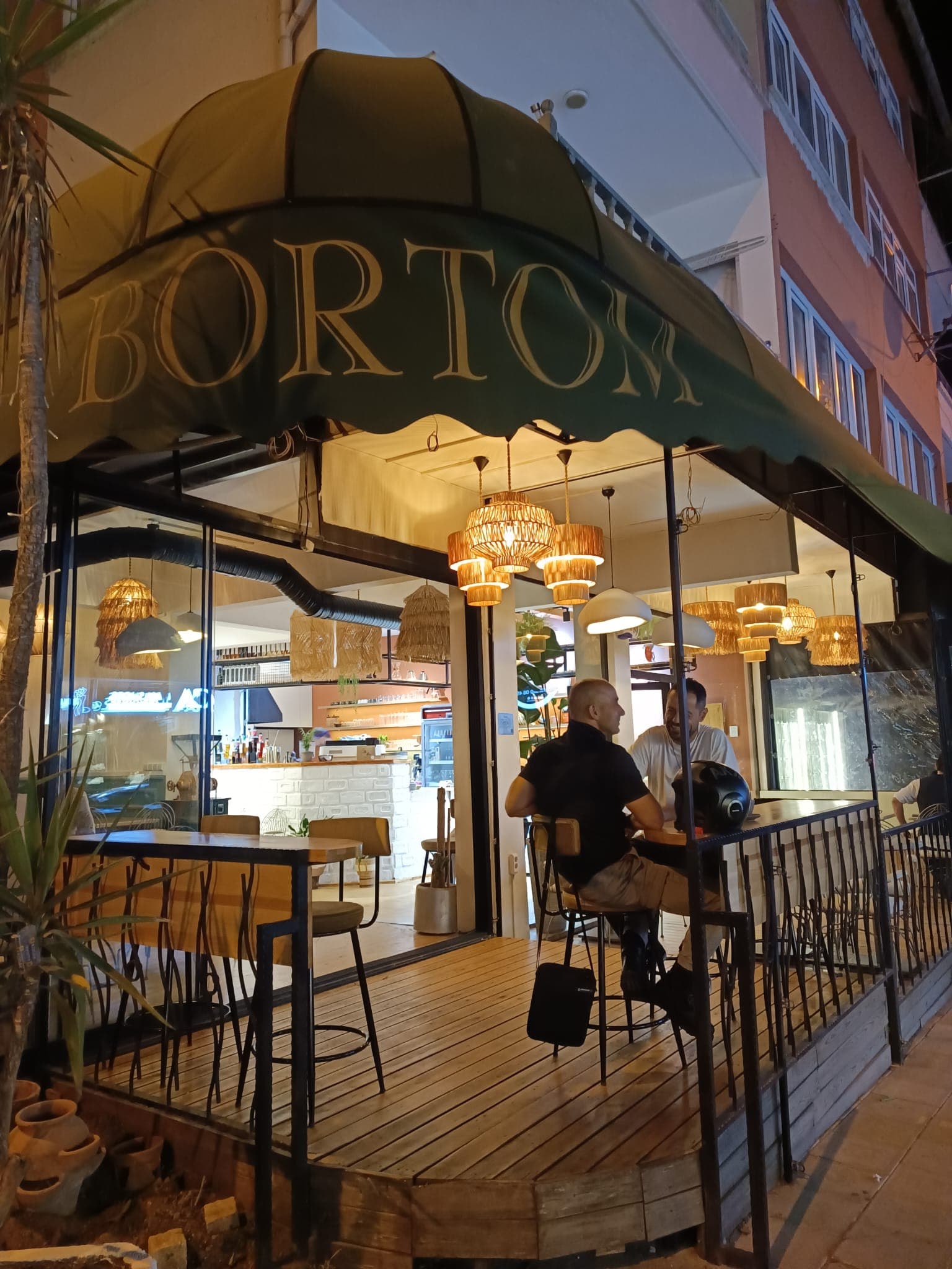 Bortom Coffee’nin yeşil tenteli dış cephesi ve sıcak aydınlatması