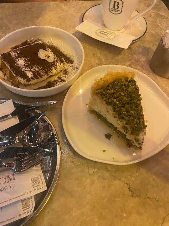 Bortom Coffee’de kahve fincanı ve tatlı sunumları