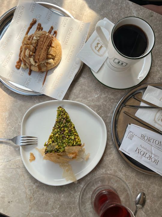 Bortom Coffee masasında kahve ve tatlı tabakları